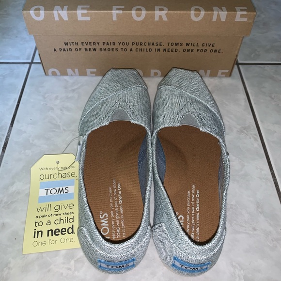 Tom’s Classic Dirzzle Grey Mettalic Woven - Picture 3 of 7